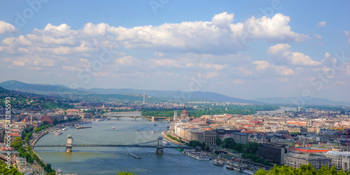 Preciosa vista del rio Danubio en Budapest Hungría con un cielo azul