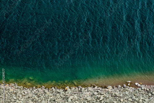 Φωτογραφία St Marys Lake Shoreline and Deep Blue Waters
