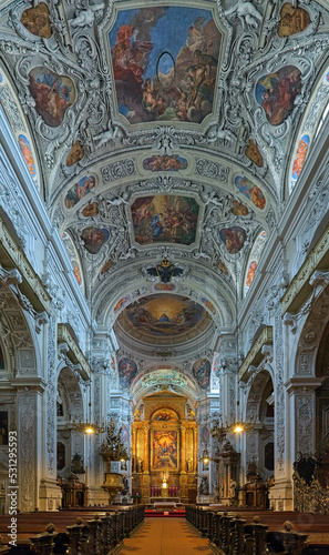 Foto Interior of Dominican Church in Vienna, Austria