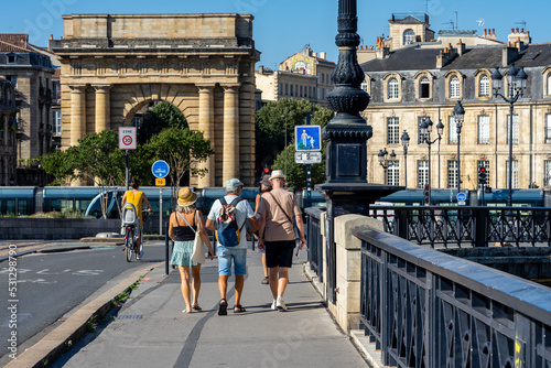Bordeaux Städtetrip: Touristen auf der die Brücke Pont de pierre Richtung Innenstadt und Porte de Bourgogne photo