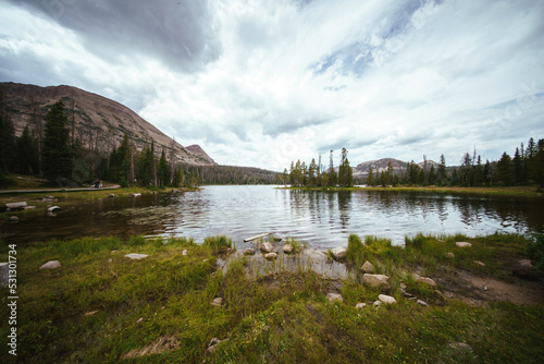 Fotografía The beautiful expanse of Mirror Lake in the Uintas National Forest, surrounded b