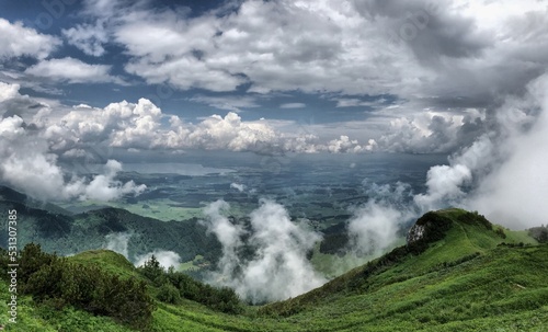 Panoramaaufnahme mit Wolken und Wolkenfetzen vom Hochfelln zum Chiemsee, Alpen, Chiemgau, Bayern, Deutschland
