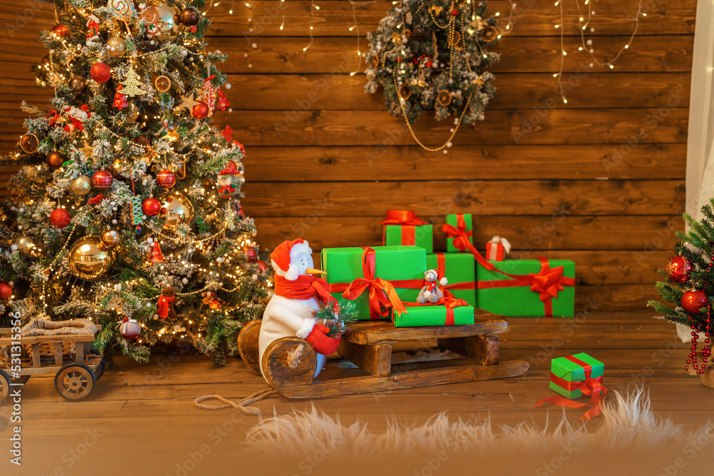 Φωτογραφία Christmas decoration with a Christmas tree and festive lighting in bokeh style, decorated with garlands for holiday