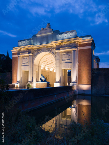 Valokuvatapetti Ypres Menin Gate at night