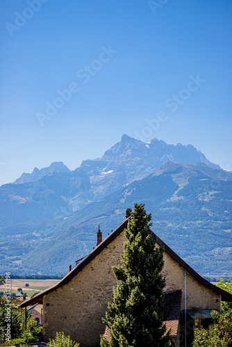 Dans les rues de Ollon en Suisse photo