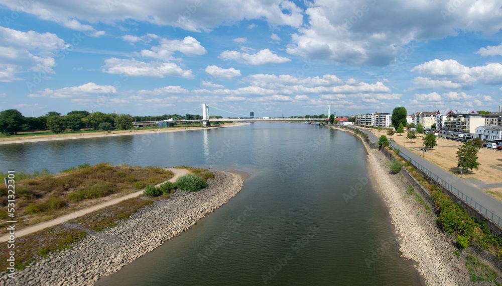Blick auf den Rhein in Köln Mülheim während der Hitzewelle August 2022, Niedrigwasser.