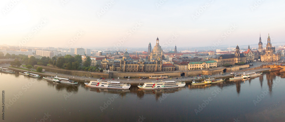Dresden von Oben, Luftaufnahme am frühen Morgen, Hauptstadt von Sachsen, ein Panorama