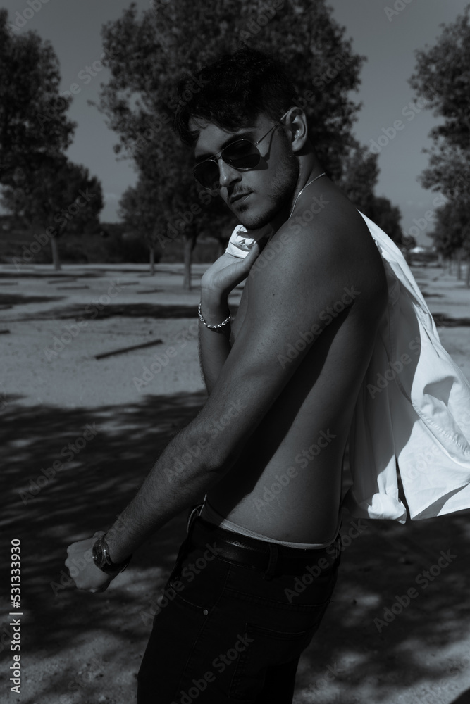 Hombre modelo joven sin camiseta en blanco y negro foto de Stock | Adobe  Stock