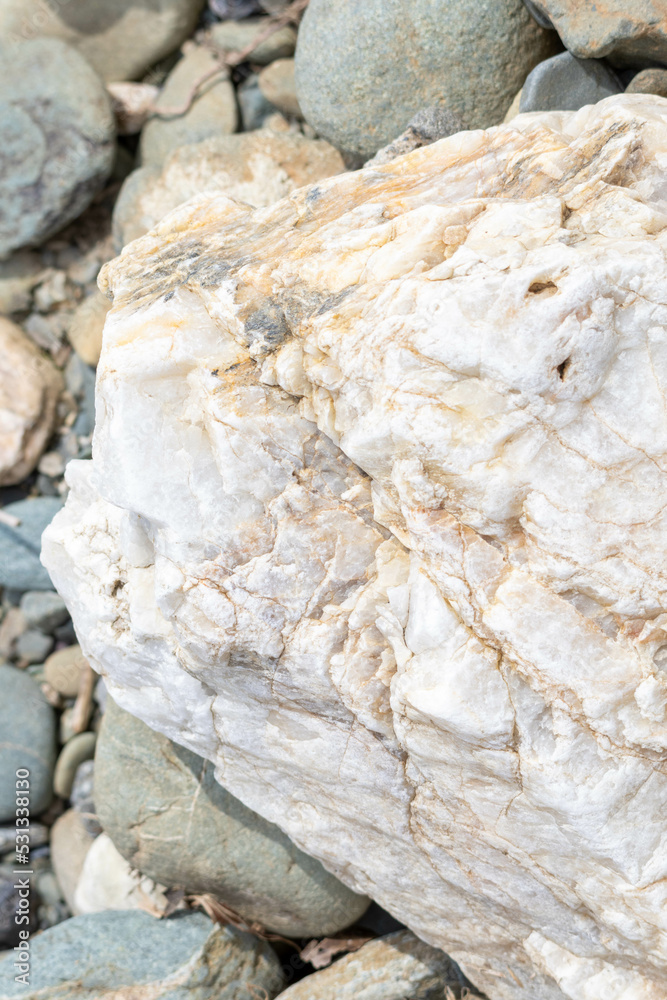 Naklejka premium 様々な形や模様の川の石