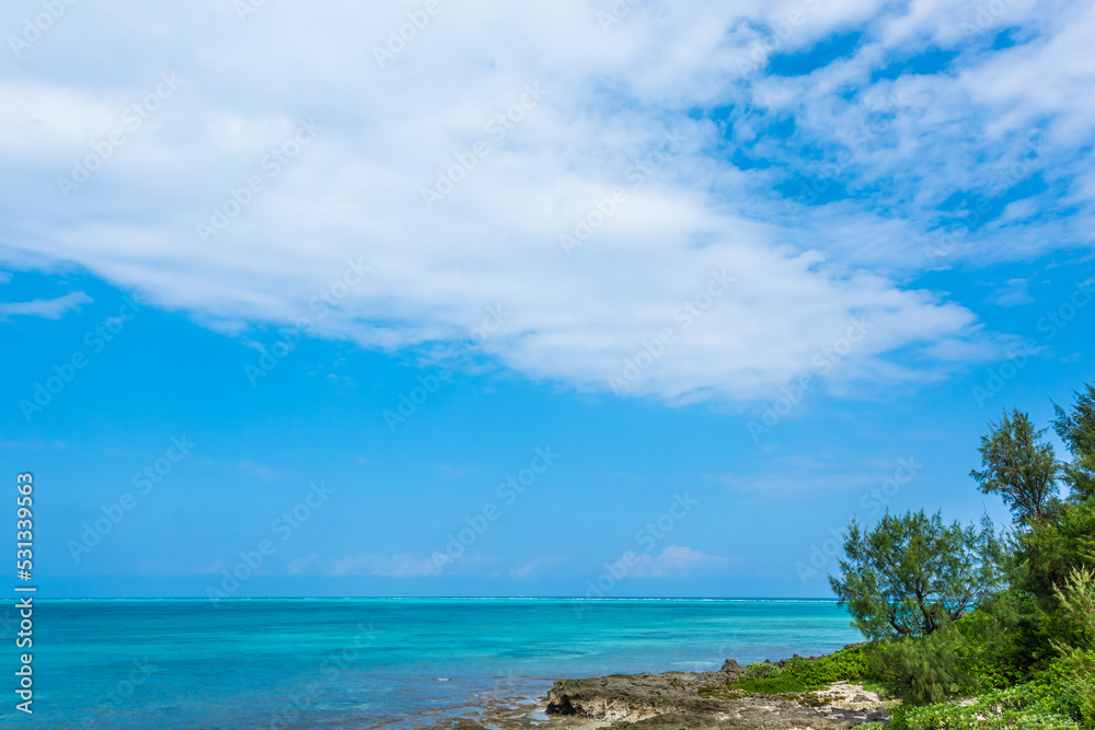 沖縄県の宮古島伊良部島の美しい海と空