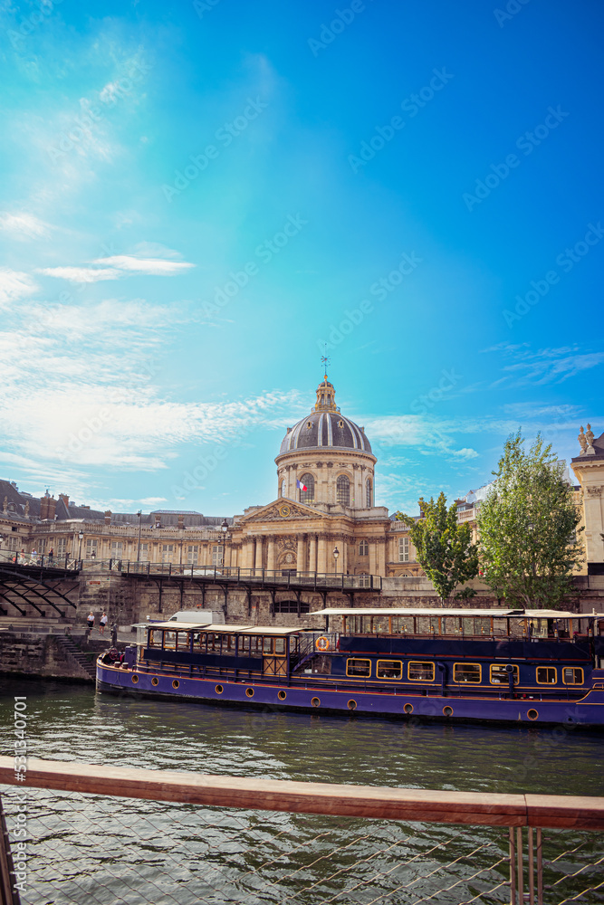 Fototapeta premium Catedral parisina desde el Sena
