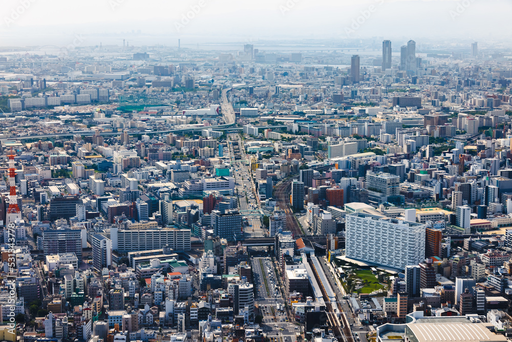 Obraz premium 高層ビルの上から見える大阪の街並み
