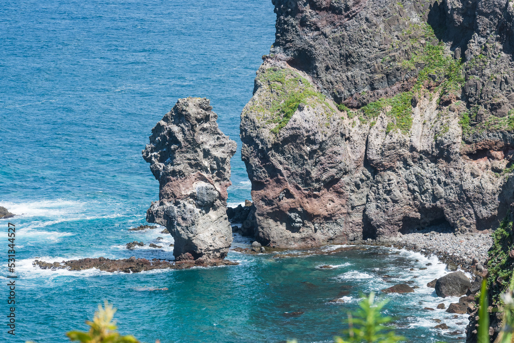 積丹ブルーの大海原にせり出した絶景の神威岬の名所 水無しの立岩