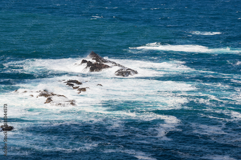 Obraz premium 積丹ブルーの大海原にせり出した絶景の神威岬の岩