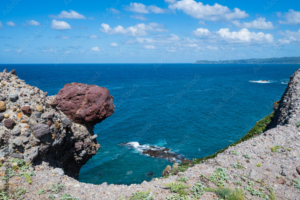 積丹ブルーの大海原 神威岬の岩場