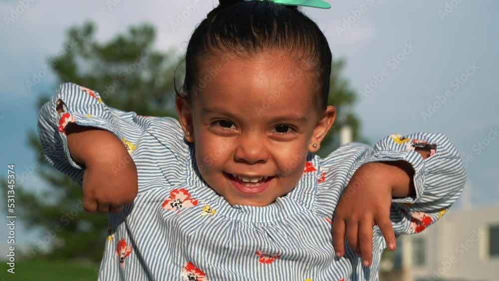 Niña morena latina mexicana hermosa posando para retrato en un parque al exterior en un hermoso día soleado