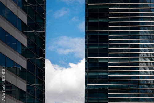 青空と高層建築物のシルエット