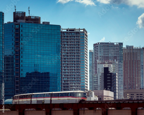 モノレールと高層ビルの都市風景