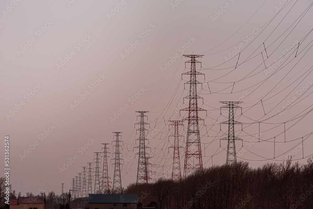 送電線と鉄塔  エネルギー問題のイメージ