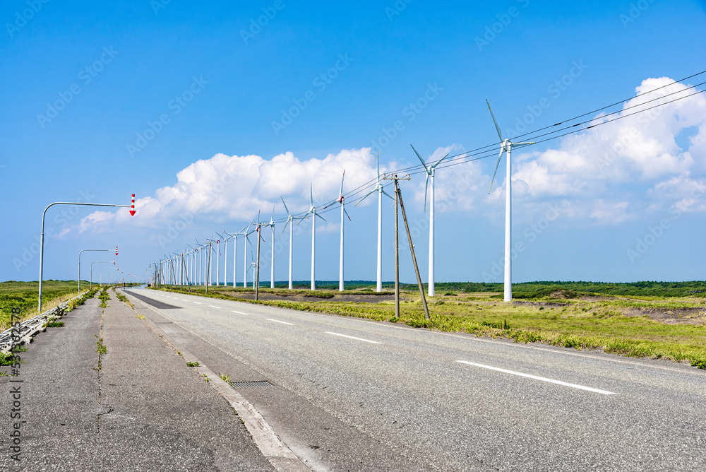 オロロンラインの果てしなく続く直線道路と風力発電所の風景  北海道苫前町