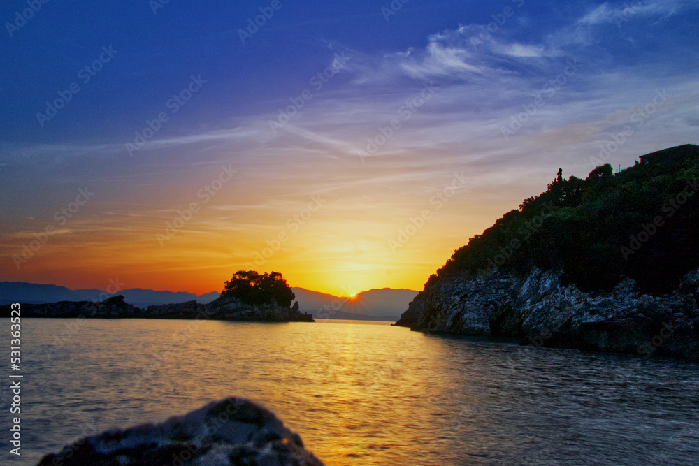 Blick auf die Bucht von Agios Spiridon auf Korfu während des Sonnenaufgangs, horizontal        