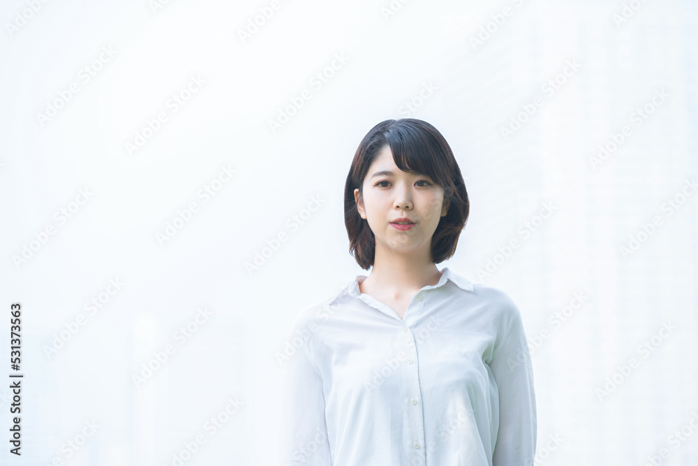真剣な表情の若い女性 真剣な表情の若い女性