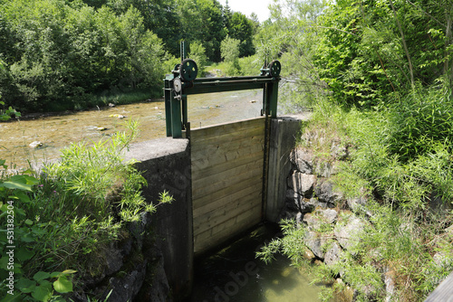 Φωτογραφία an old small sluice gate made of wood