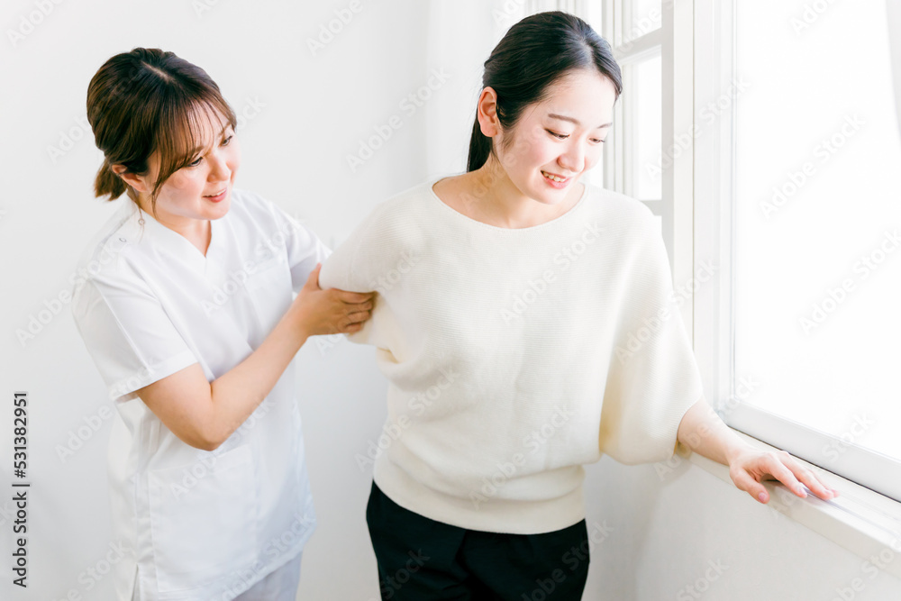 リハビリ治療を受ける女性と看護師(理学療法士・作業療法士)
リハビリ治療を受ける女性と看護師(理学療法士・作業療法士)