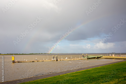 Regenbogen über der Weser bei Bremerhaven