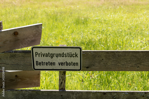 Schild am Zaun - Privatgrundstück, Betreten verboten