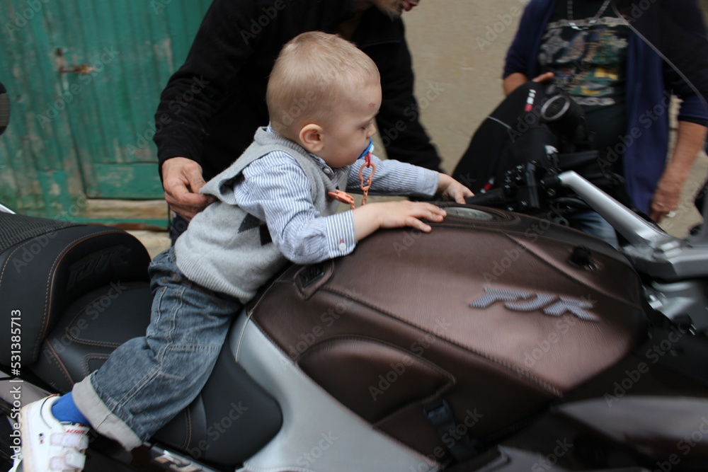 garçon sur une moto garçon sur une moto