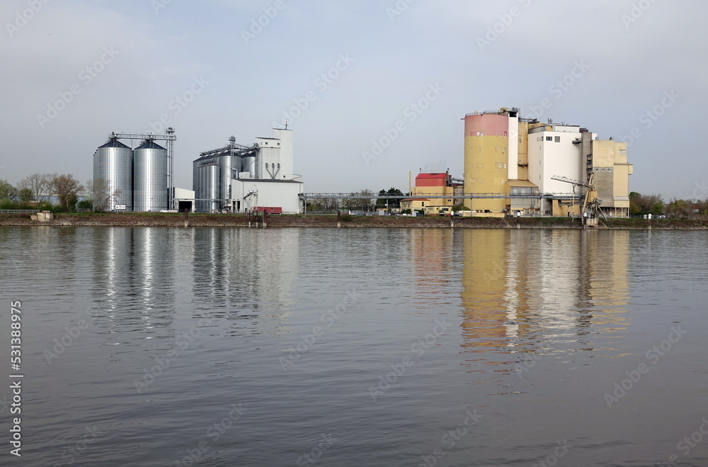 Silos am Rhein bei Worms