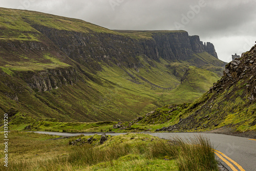 Fotografiet Quiraing mountain range on the isle of Skye, a beautiful drive in the Highlands