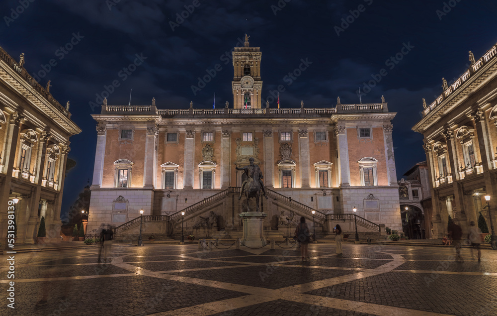 Obraz premium Capitolium Square (Piazza del Campidoglio) in Rome, Italy: Statue of Roman Emperor Marcus Aurelius on horseback in front of the Palazzo Senatorio.
