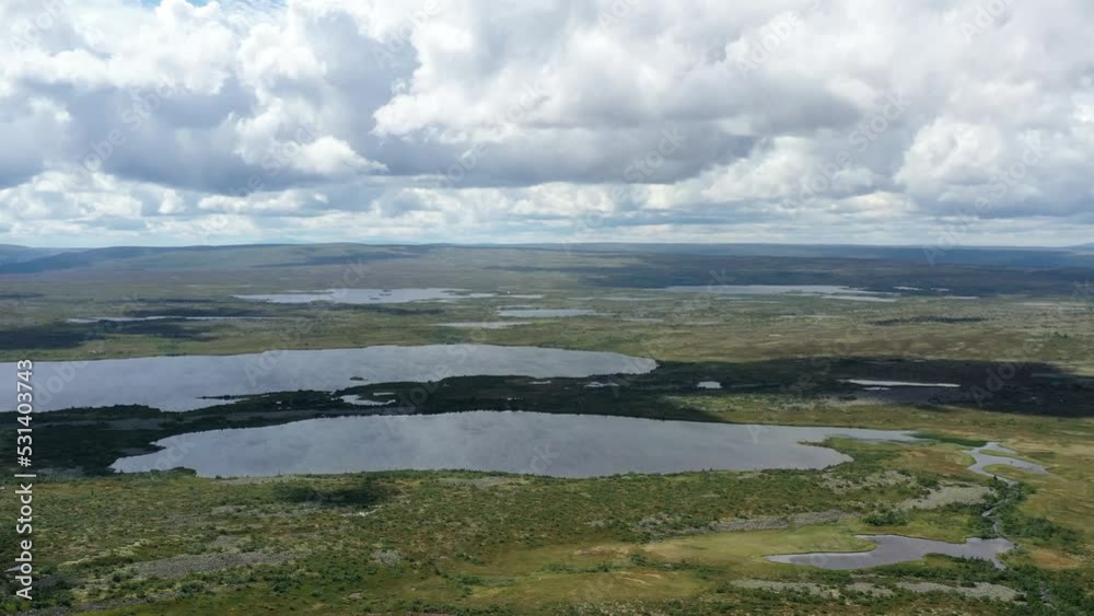 lacs et chute d'eau dans le parc national de Fulufjället à la frontière entre la suède et la Norvège lacs et chute d'eau dans le parc national de Fulufjället à la frontière entre la suède et la Norvège