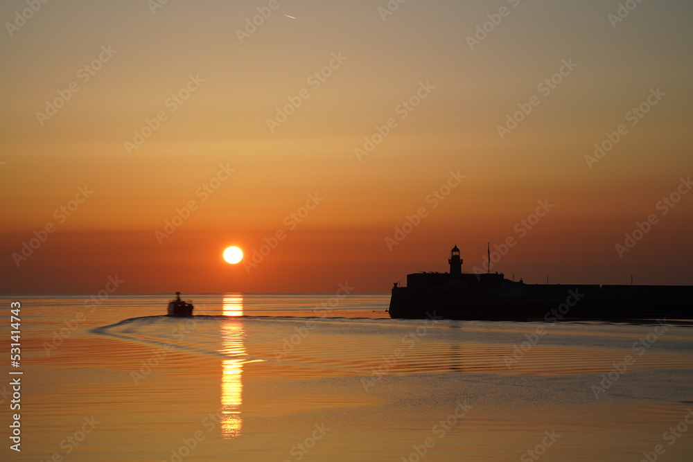 Obraz premium Sailing off into the setting sun