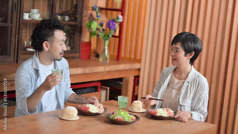 Video of a couple eating breakfast or lunch　