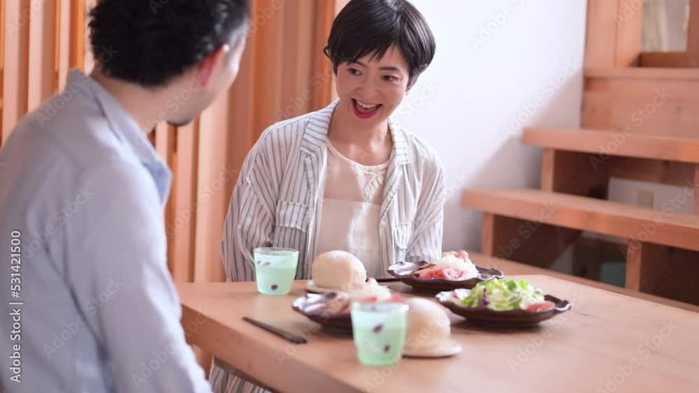 朝食や昼食ごはんを食べるカップルの動画 いただきます 朝食や昼食ごはんを食べるカップルの動画 いただきます