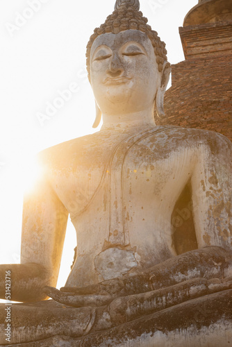 Photo Buddha statue in bhumisparsha mudra, at sunset, in one Wat Sra Sri temple of Suk