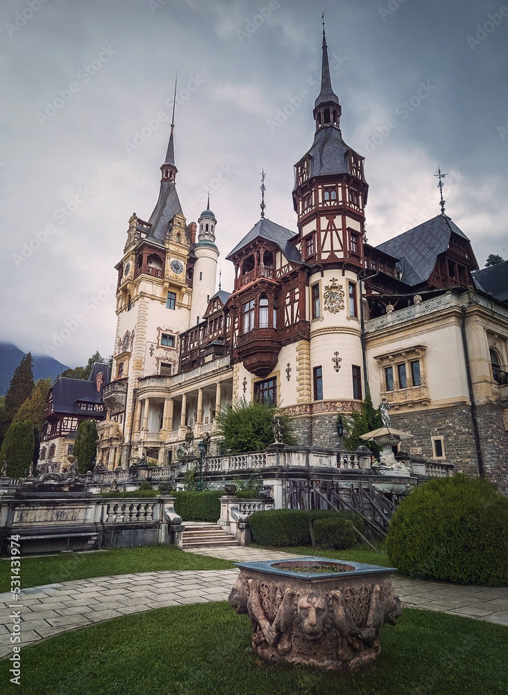 Fototapeta premium Peles Castle in Sinaia, Romania. Famous Neo-Renaissance palace of the royal family located in the heart of Carpathian mountains.