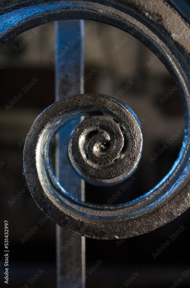 Dettaglio di una spirale su un cancello in ferro battuto 