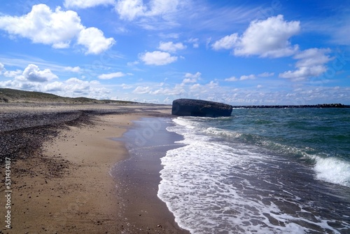 Betonbunker aus dem ehemaligen Weltkrieg am Strand in Dänemark, Geschichte, Wasser, Wellen, Ozean, Verteidigung photo