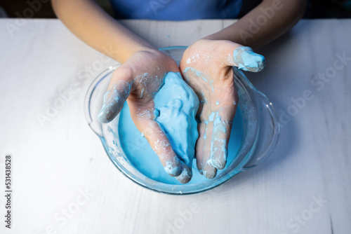 Non newtonian fluid, kids chemistry experiment.