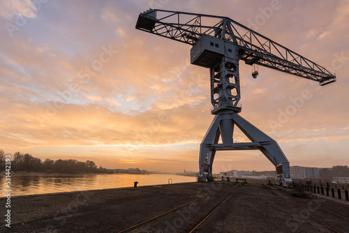 La grue Titan grise sur le quai des Antilles à Nantes, le soir au soleil couchant