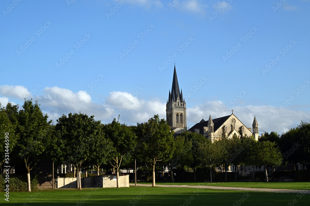 Jardins de la Brèche de Niort avec l'église Saint-Hilaire au second plan