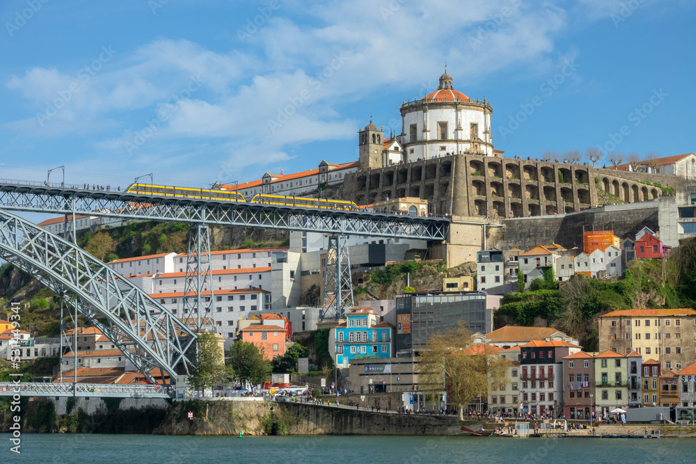 Naklejka premium Vue sur le pont Dom-luis et le monastère, Porto, Portugal