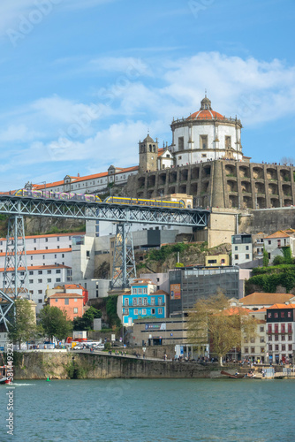 Vue sur le pont Dom-luis et le monastère, Porto, Portugal photo