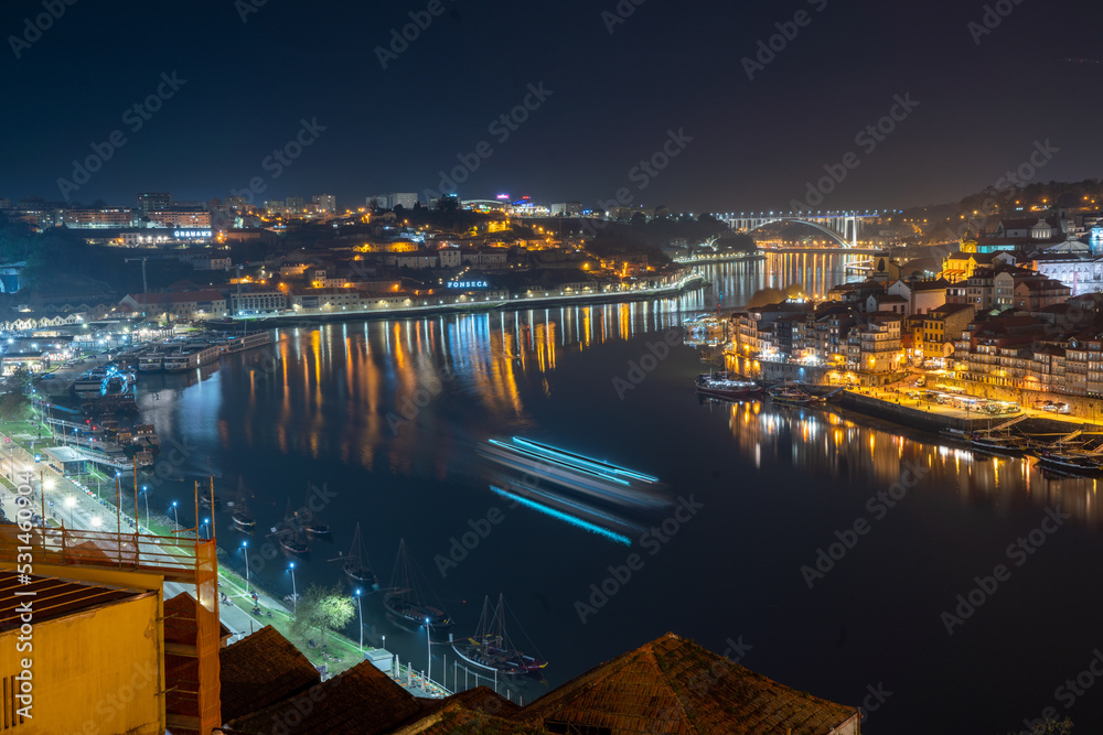 Naklejka premium Vue de Porto la nuit