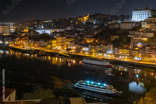 Vue de Porto la nuit