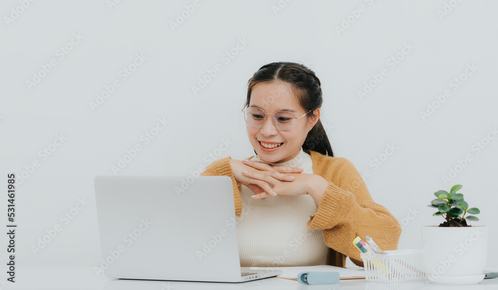 Business woman use computers for online meetings Business woman use computers for online meetings